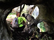 24 Ma dai che scendiamo sul piano della grotta, prima scendo io...